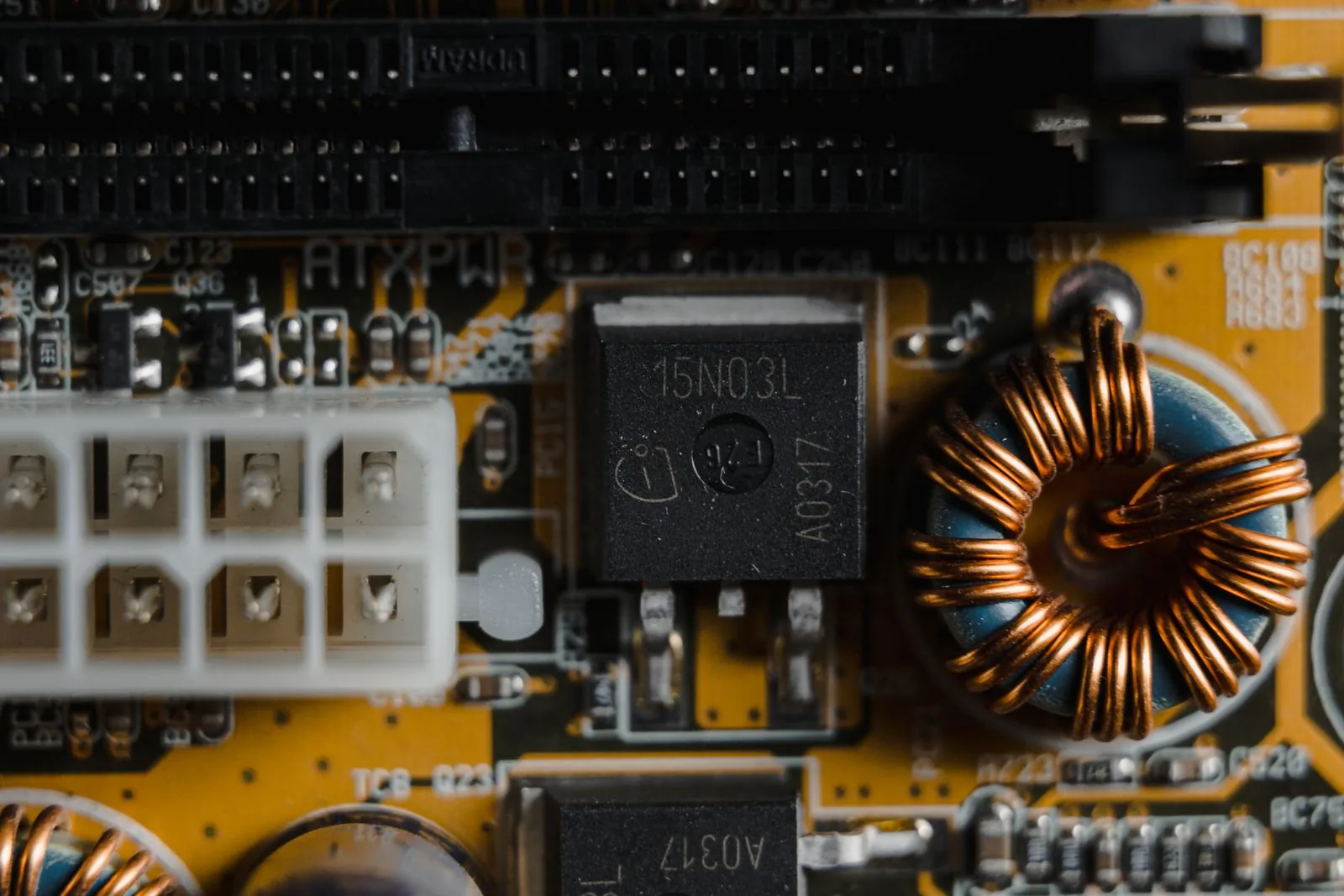 회로기판 위 능동소자 부품 클로즈업 — MOSFET 트랜지스터 매입