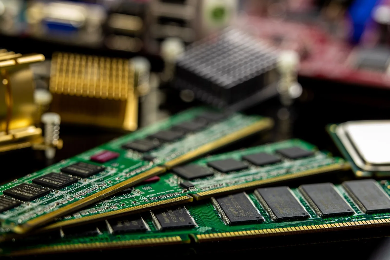 메모리 모듈과 마이크로프로세서 — 비젼파츠 전자부품 매입 대상 품목