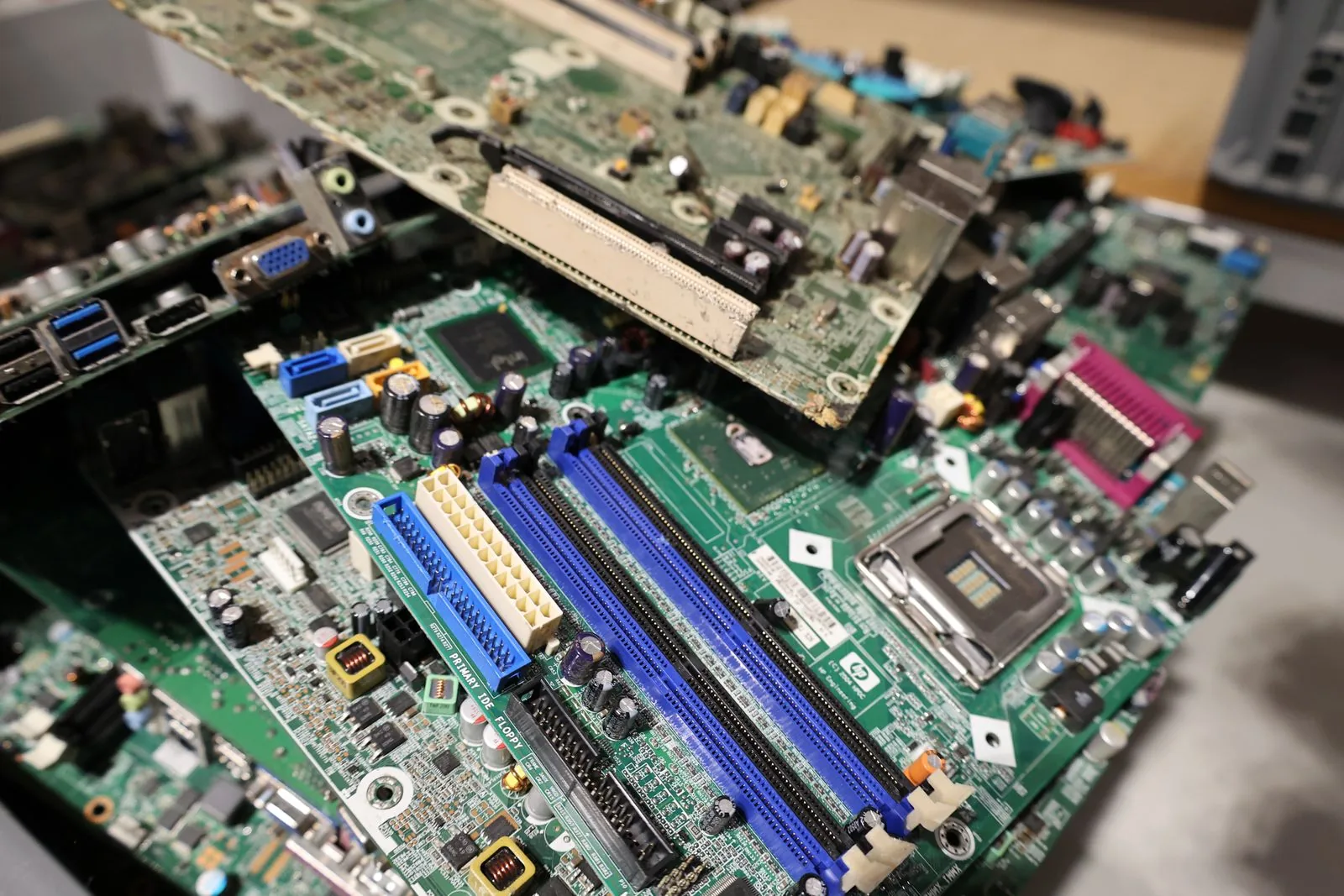 적층된 인쇄회로기판 PCB — PCB 전자기판 매입